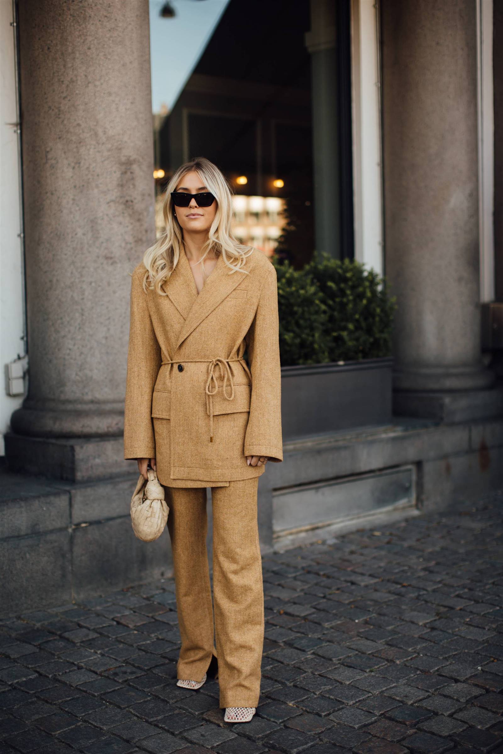 Looks para copiar en otoño: traje de chaqueta camel 