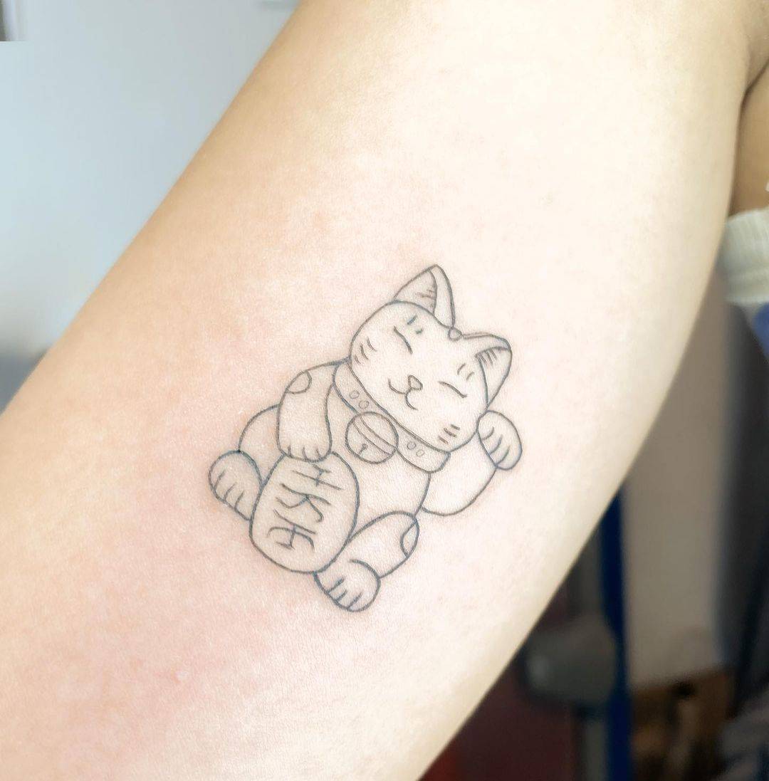 Tatuaje pequeño gato de la fortuna