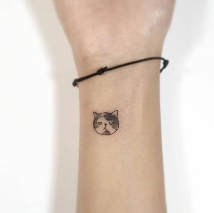 Tatuajes pequeños con forma de gato 