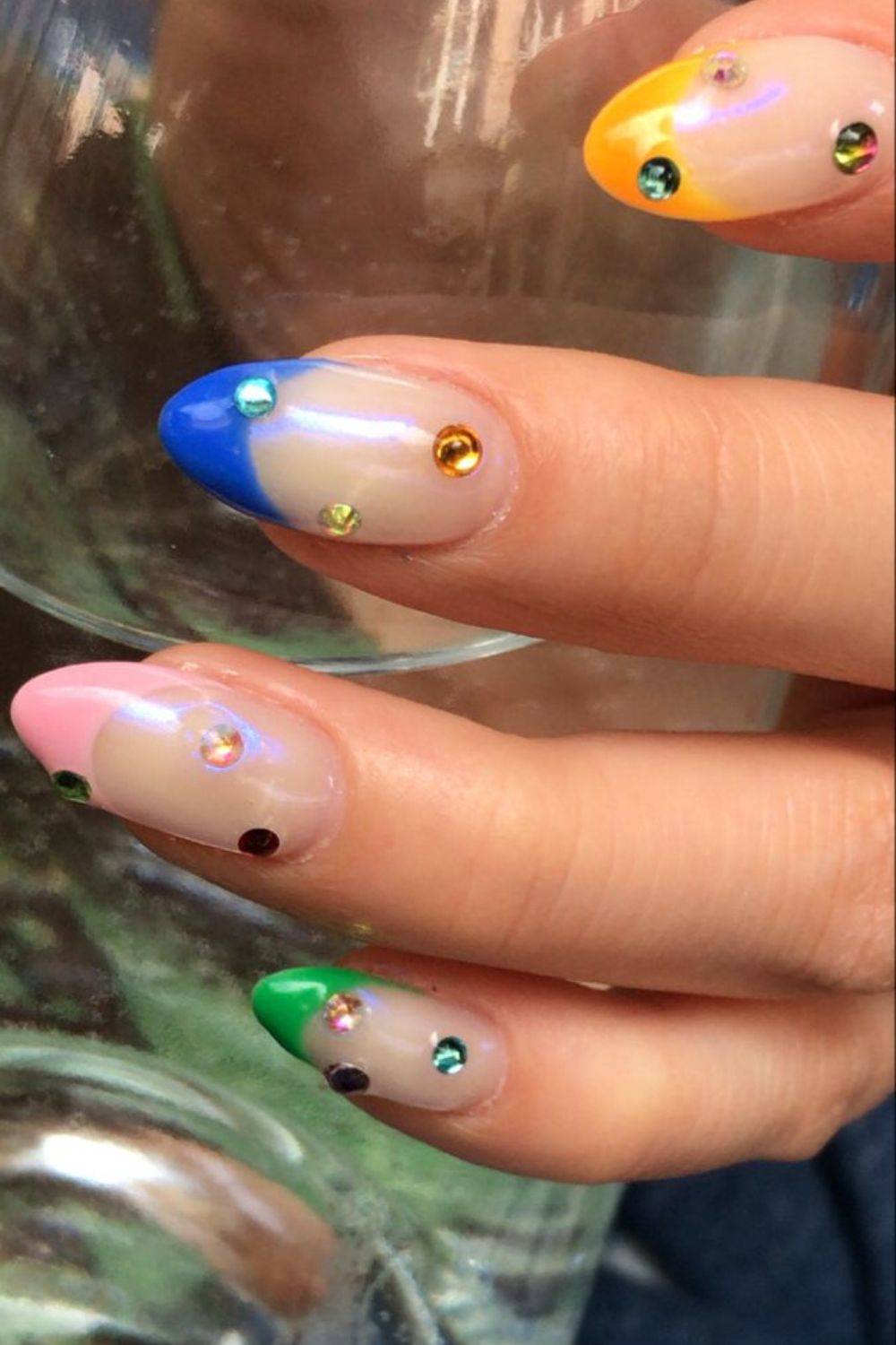 Uñas francesas de colores: con perlas