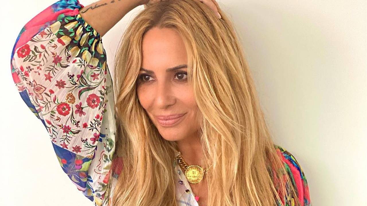 Marta Sánchez enamora con el look más romántico para el día a día de otoño: blusa boho y jeans