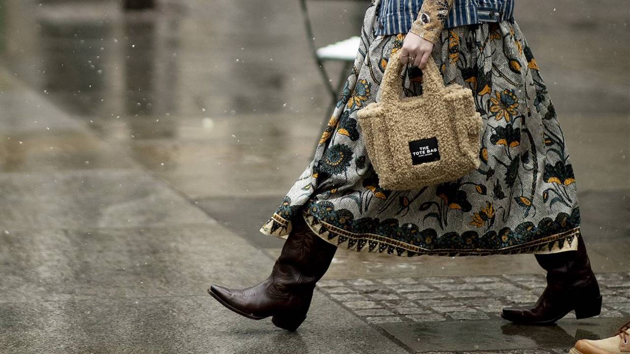 10 vestidos boho de Cortefiel ideales para llevar en otoño con botas cowboy