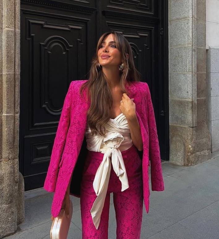 influencers agotando este traje rosa de Zara para volver alegría a la oficina