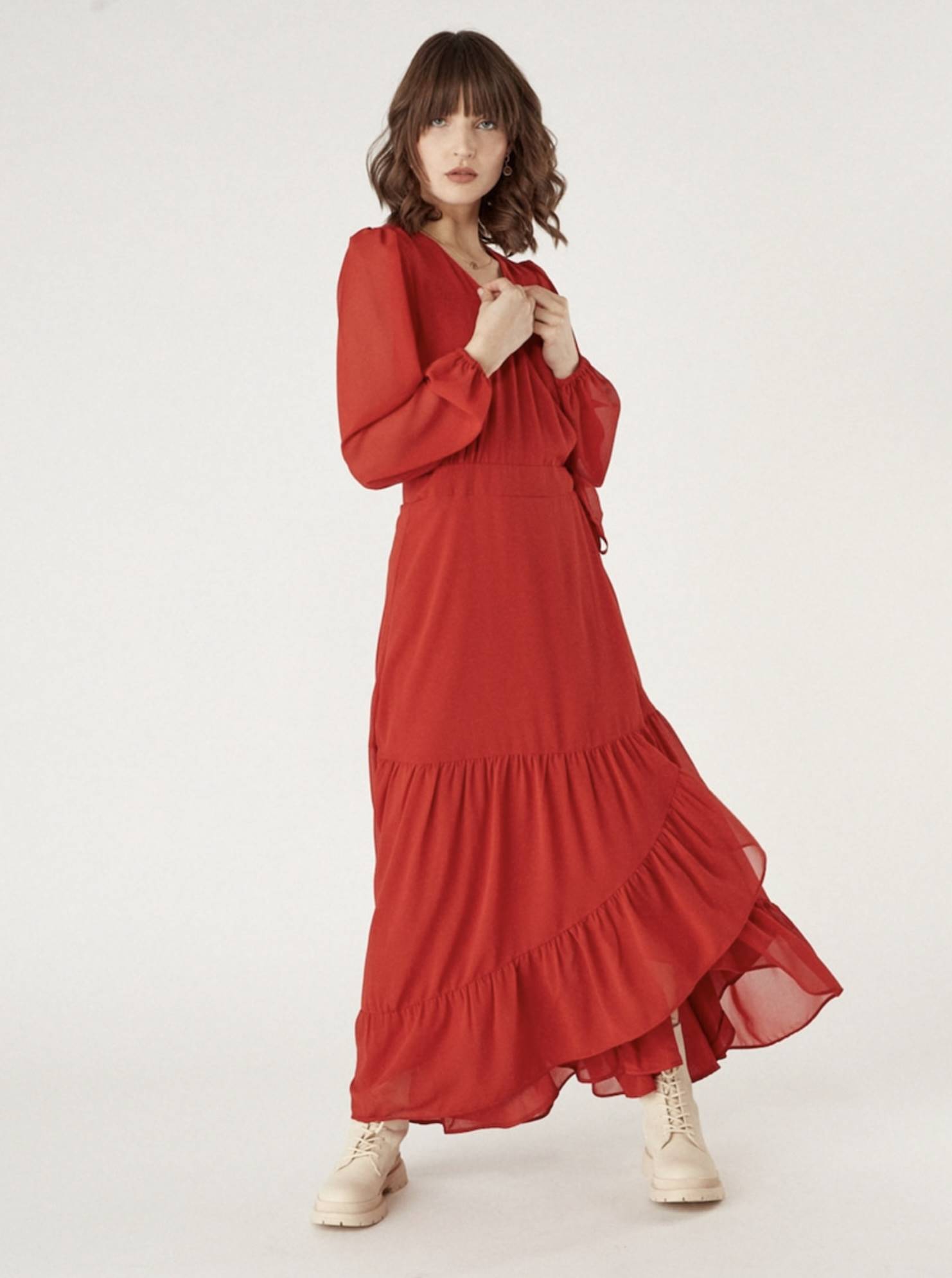 Vestido largo informal estilo wrap en color rojo.