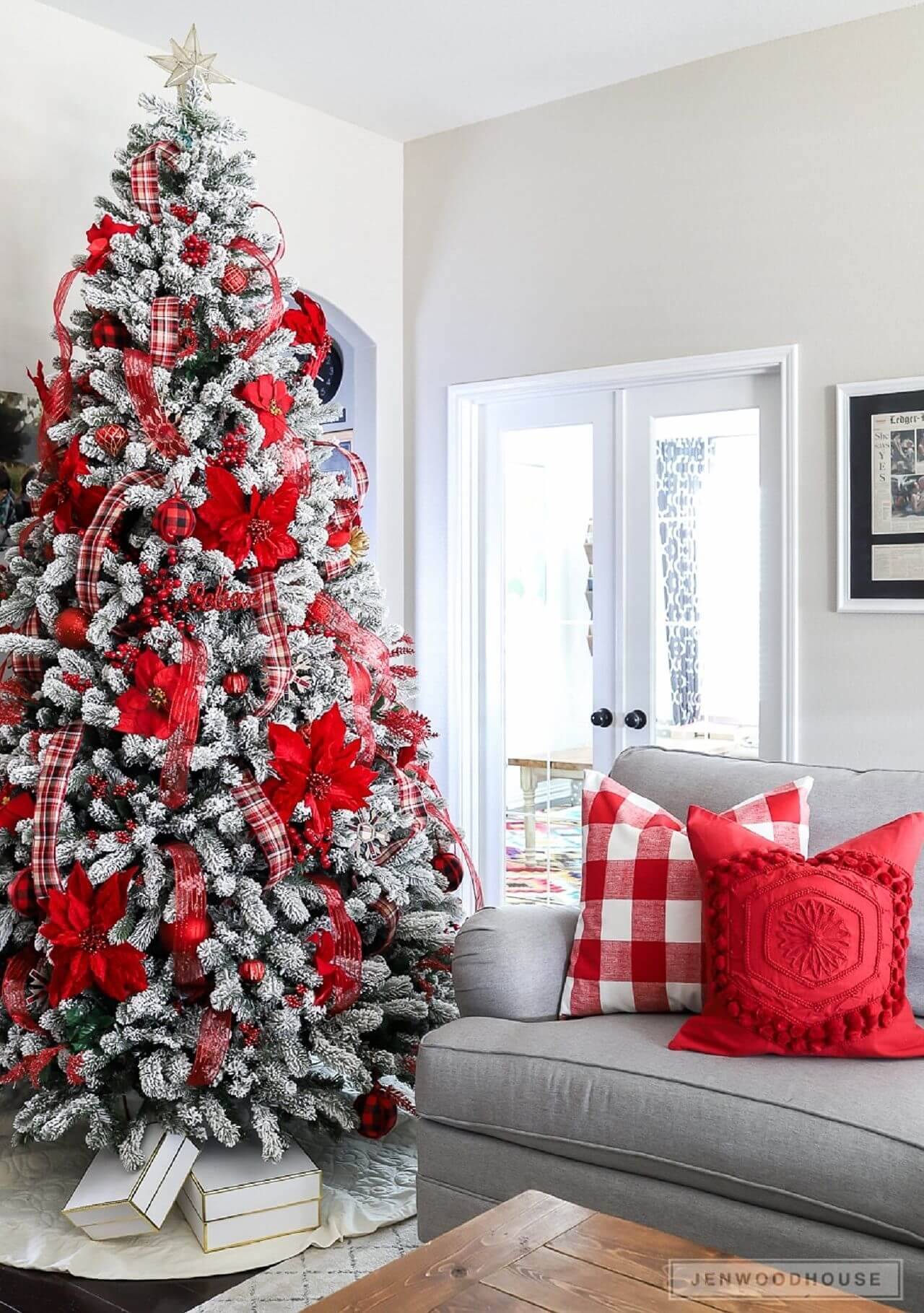 Decoración de Navidad árbol nevado y rojo.