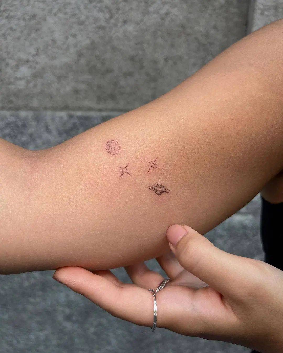 Tatuajes pequeños: galaxia 