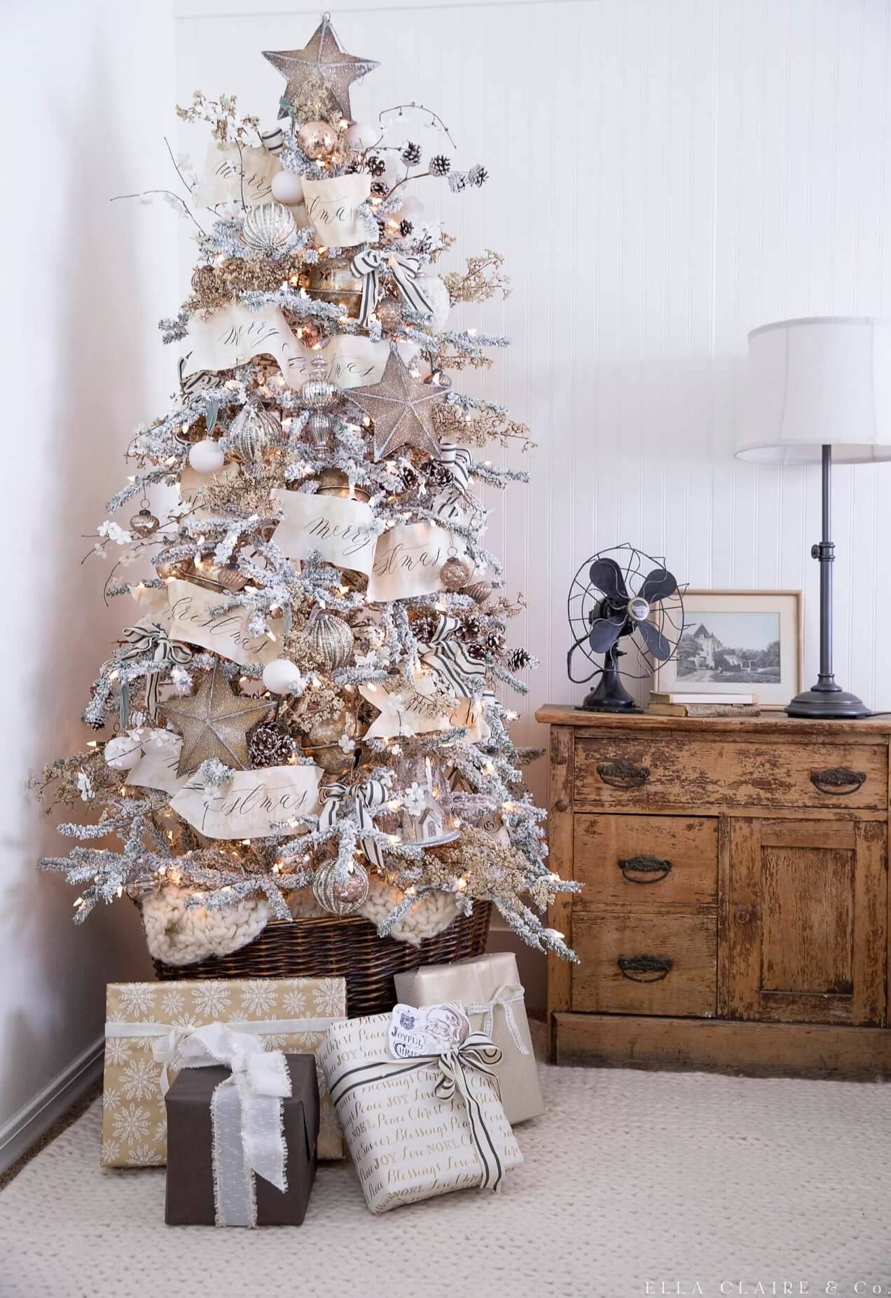cómo decorar el árbol de Navidad oro y plata cesta