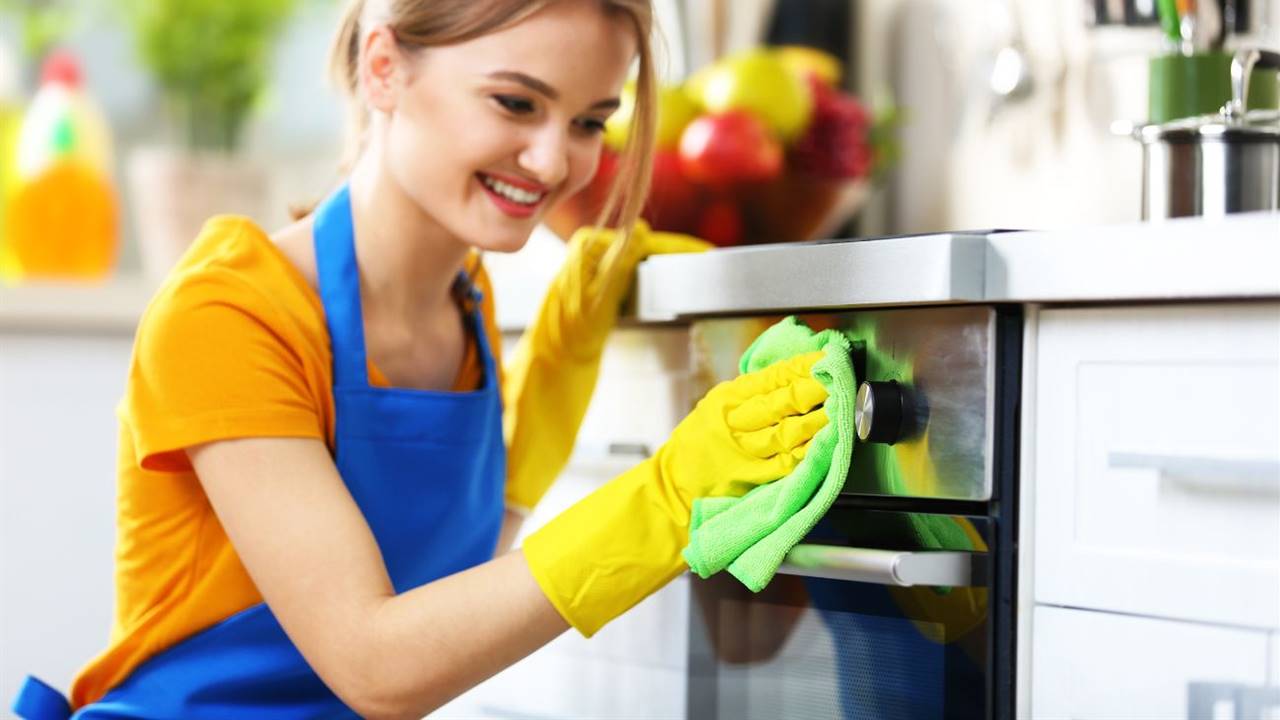 Cómo limpiar el horno fácilmente con agua y bicarbonato
