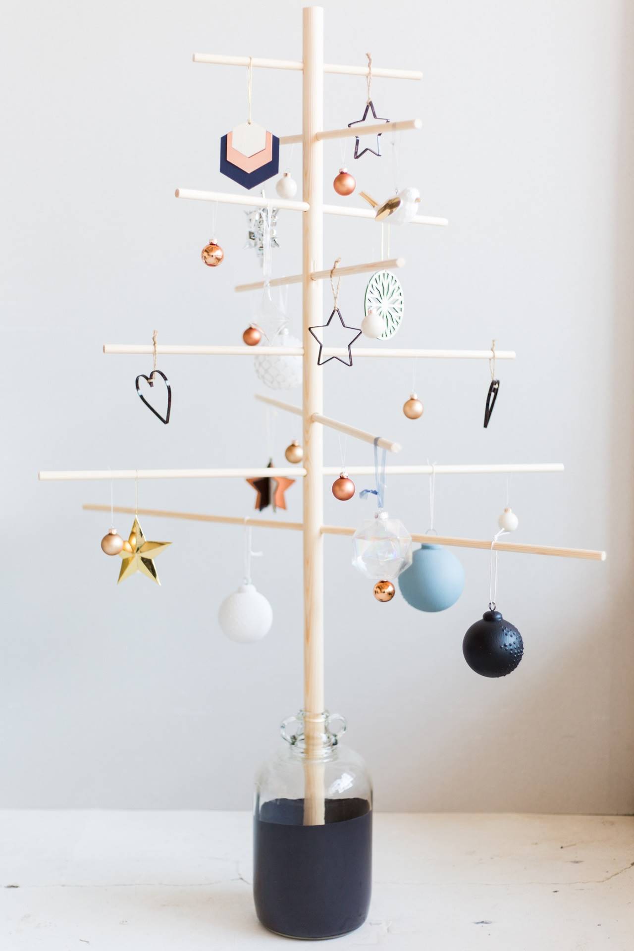 como decorar el arbol de Navidad madera minimalista