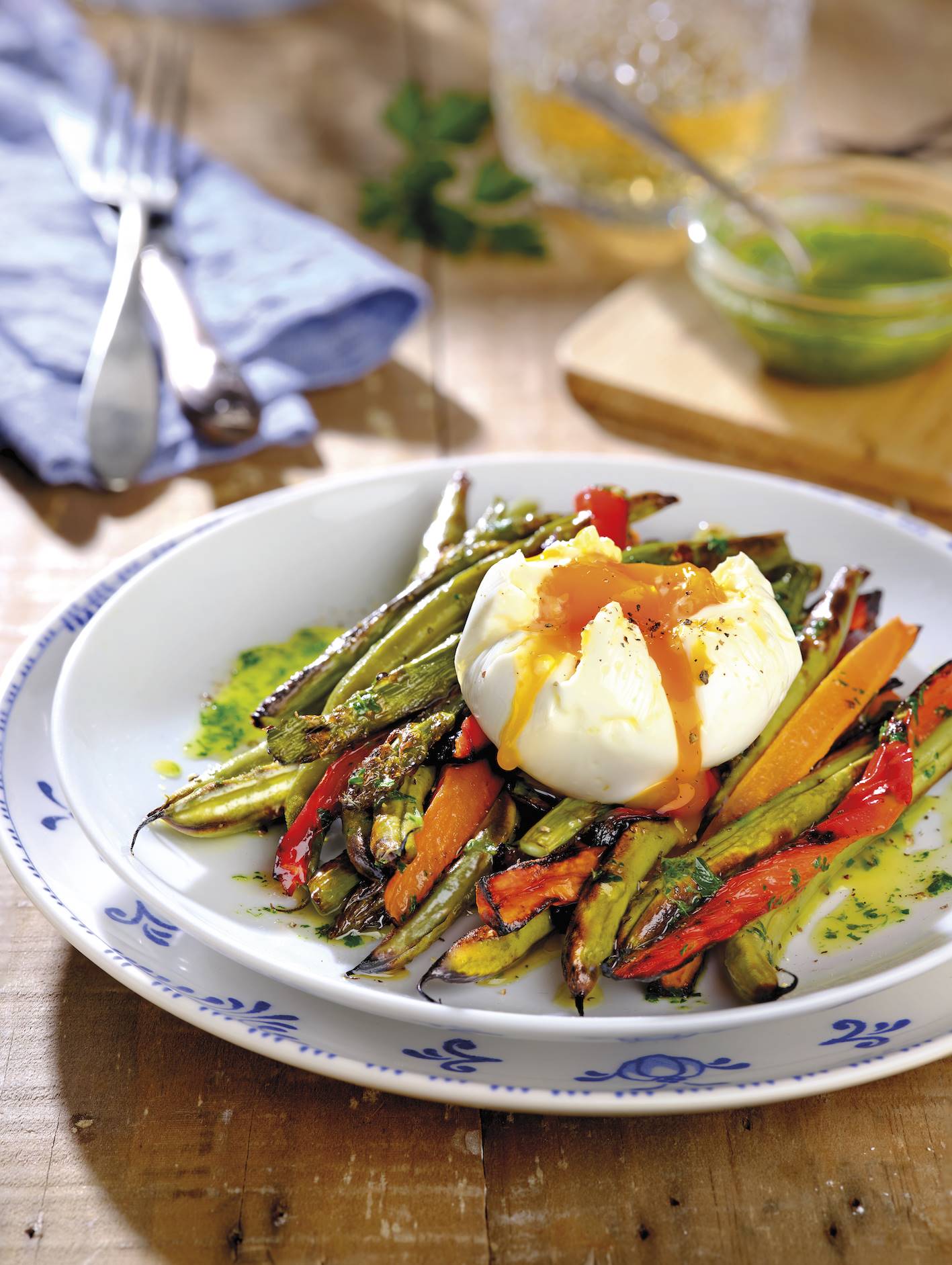 Receta baja en calorías: verduras al horno con huevo poché.