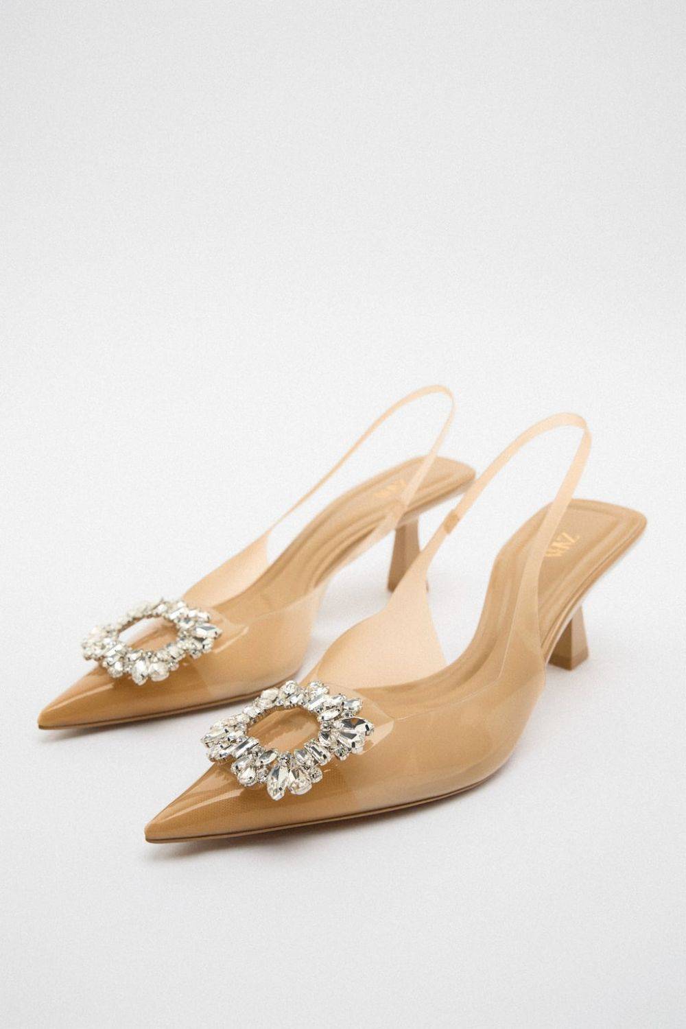 Zapatos de tacón bajo elegantes con joya de vinilo.