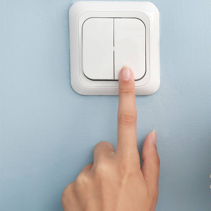 Cómo ahorrar en la factura de la luz: 10 trucos efectivos y sencillos para reducir gastos