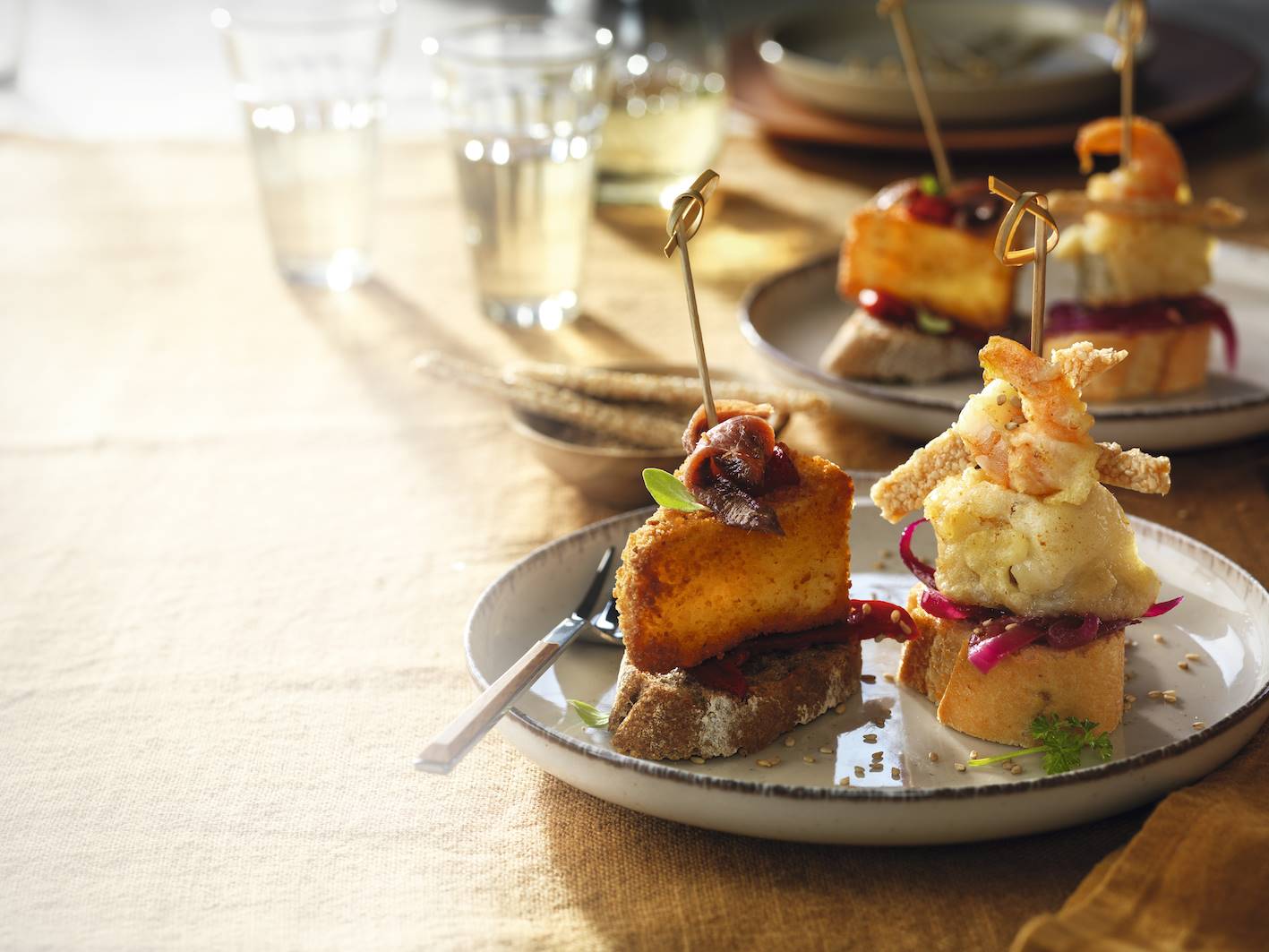 Aperitivos de navidad fáciles y deliciosos: camembert con anchoas y bacalao con langostinos.