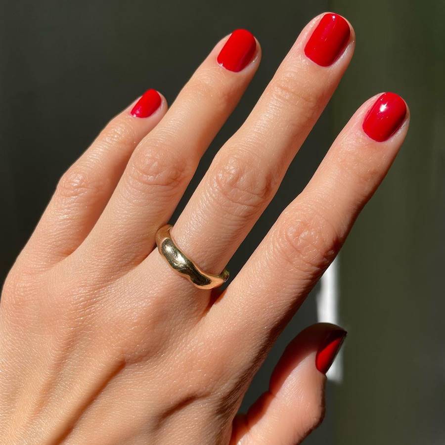 15 ideas de manicura roja elegantes para uñas cortas para llevar ahora y en 2023