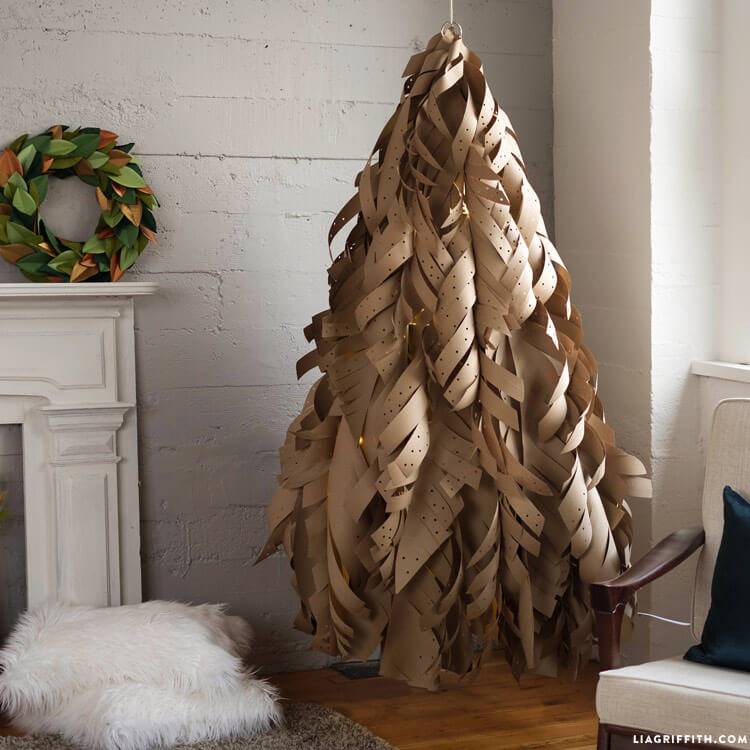 Árboles de Navidad modernos con papel craft.
