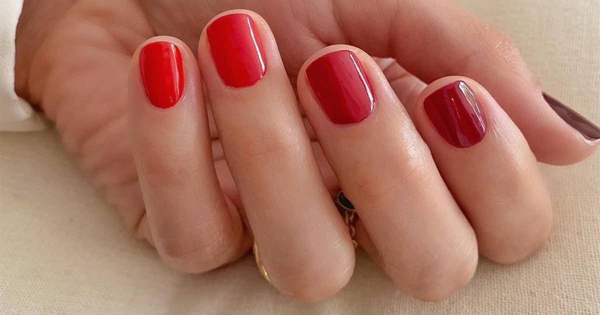 Cómo decorar las uñas en tono rojo  Uñas color rojo y blanco  Uñas  decoradas a mano alzada  YouTube