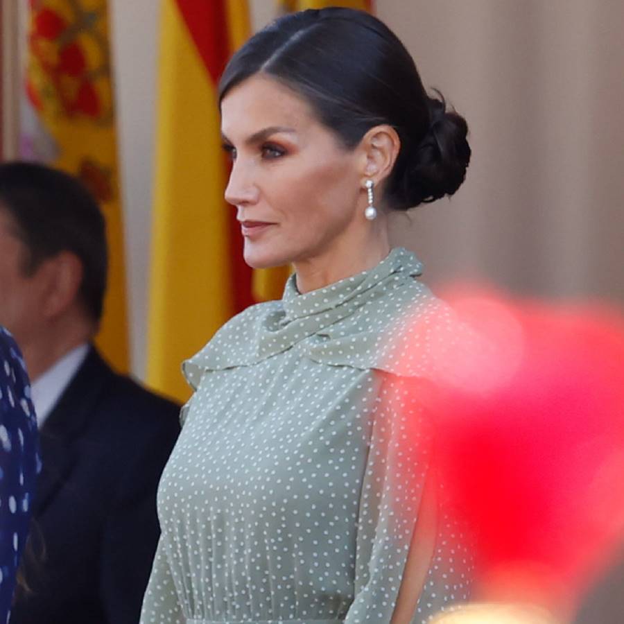 La reina Letizia enamora con el vestido de invitada con mangas de inspiración andaluza más espectacular