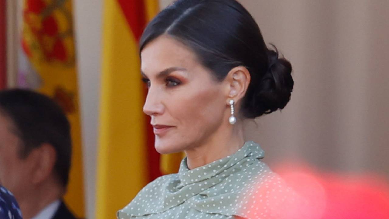 La reina Letizia enamora con el vestido de invitada con mangas de inspiración andaluza más espectacular