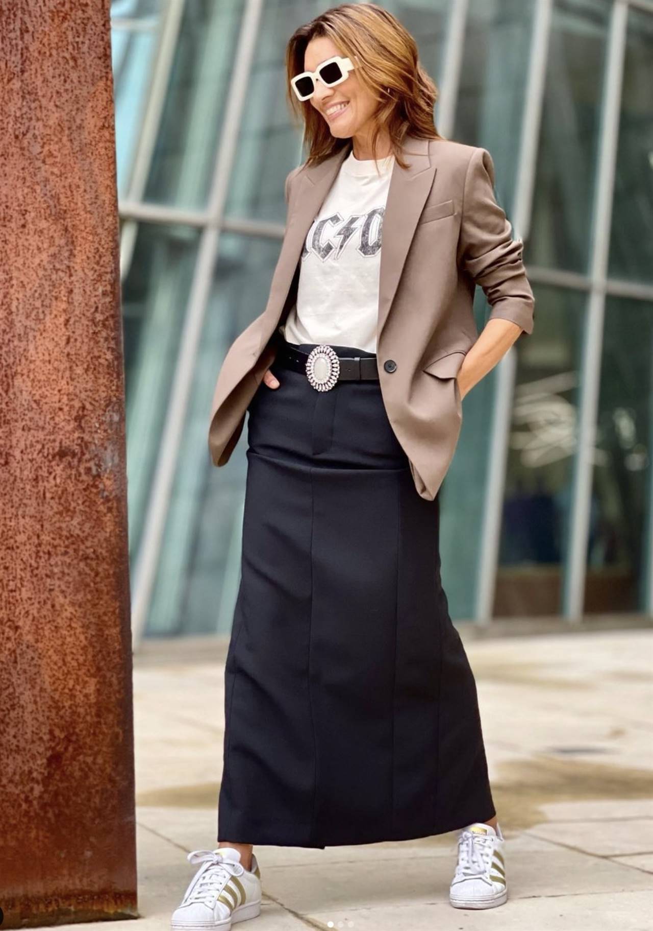 Falda elegante de Zara y camiseta de H&M: las influencers +50 arrasan con el look
