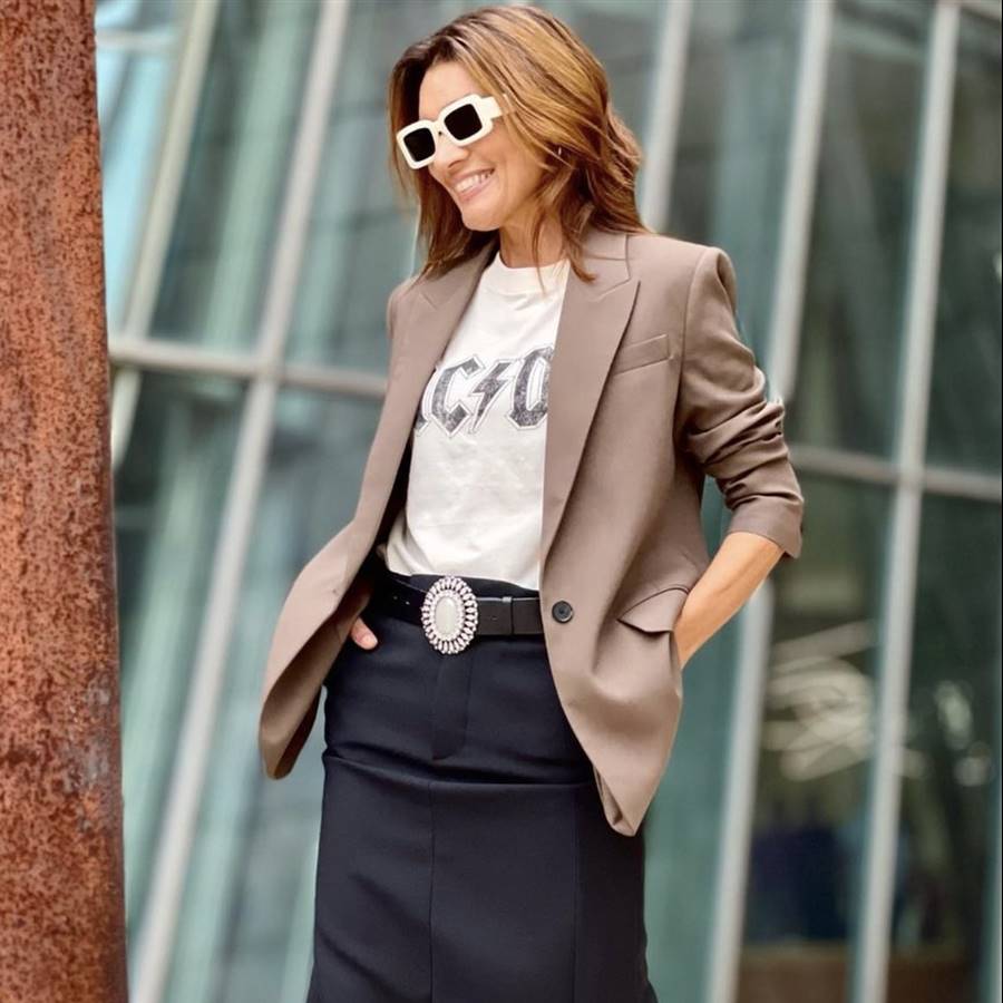 Falda elegante de Zara y camiseta de H&M: las influencers +50 arrasan con el look más juvenil