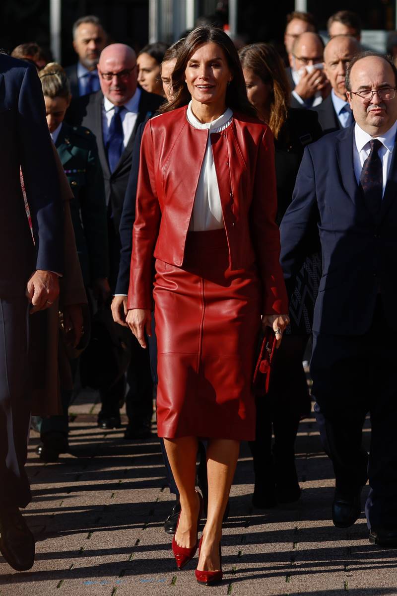 Reina Letizia con conjunto de cuero rojo