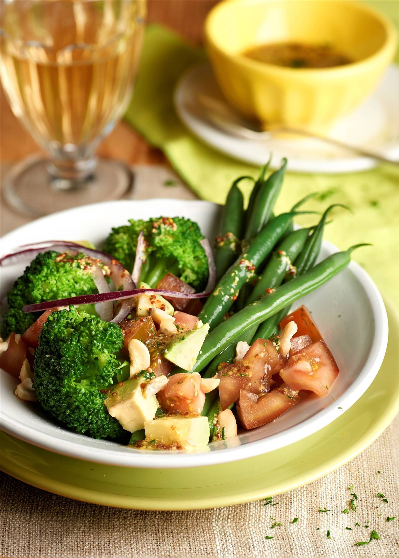 Cómo cocinar judías: ensalada de brócoli, judías verdes y aguacate. 