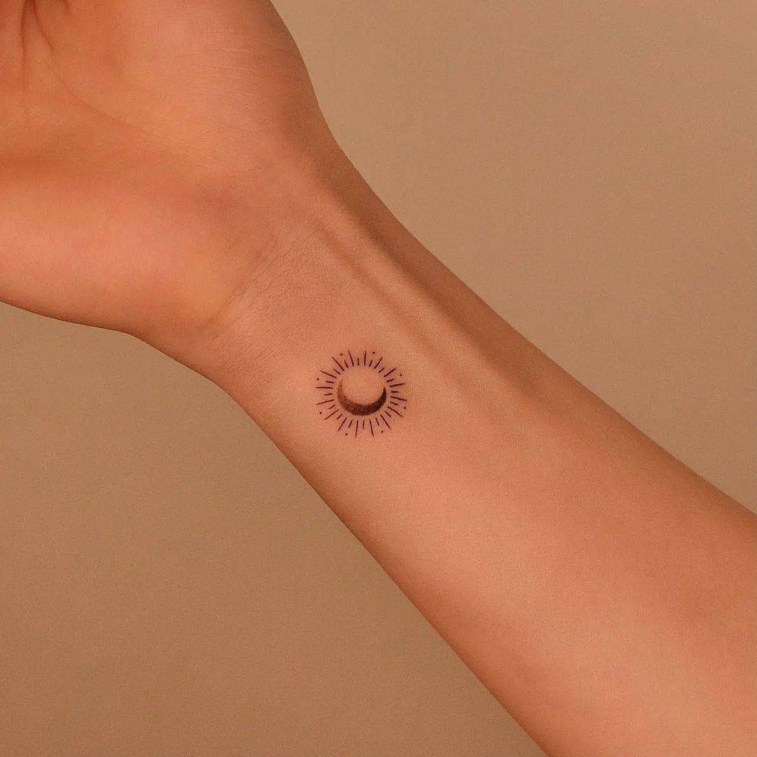 Tatuajes luna minimalista: 