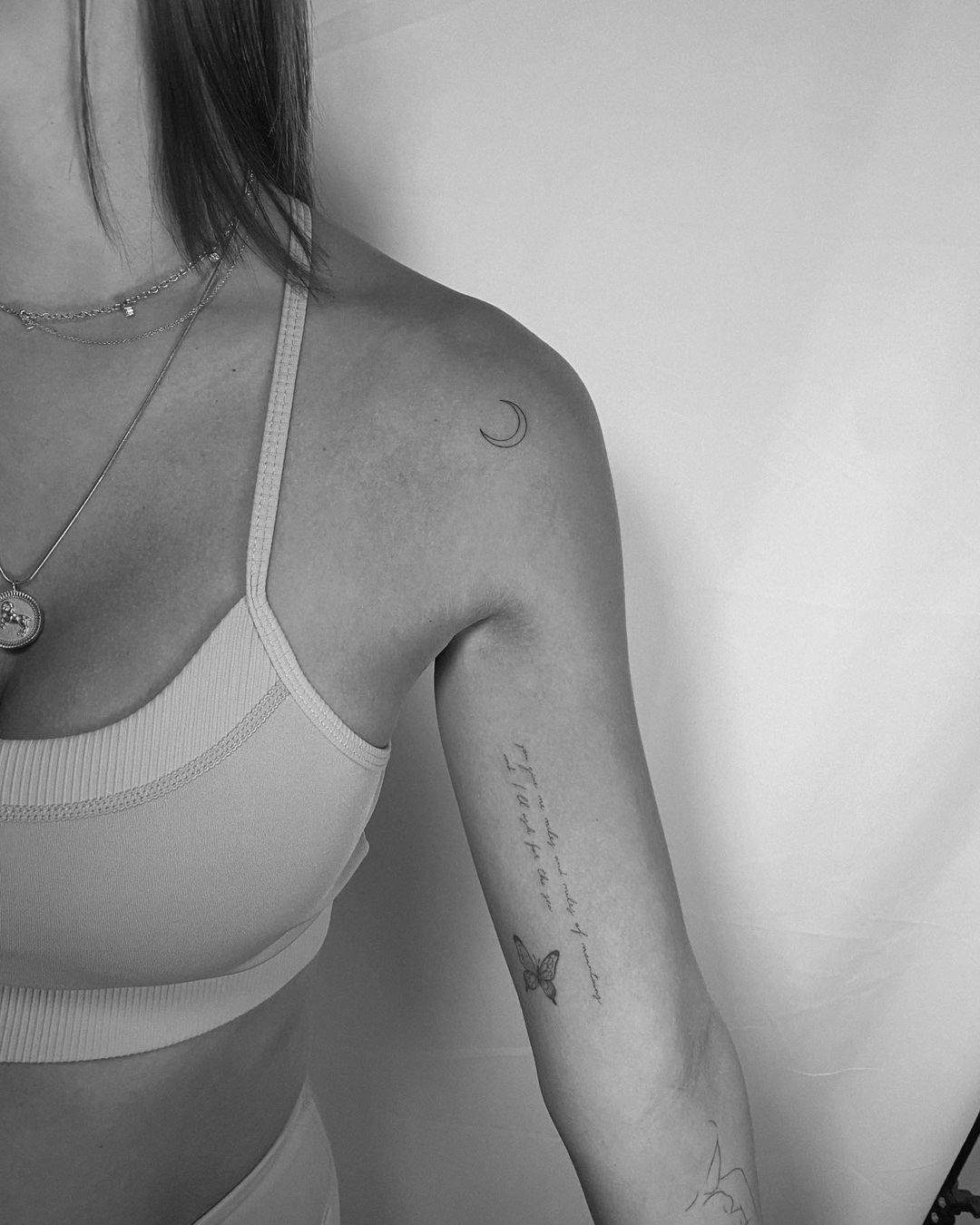 Tatuajes de luna minimalistas: ideas bonitas y sencillas