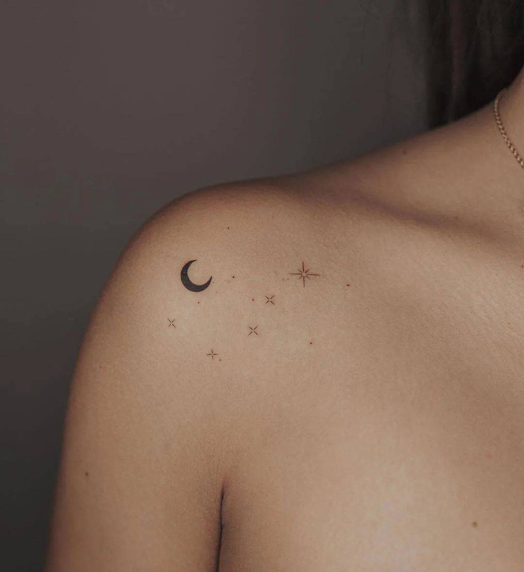 Significado tatuaje luna minimalista