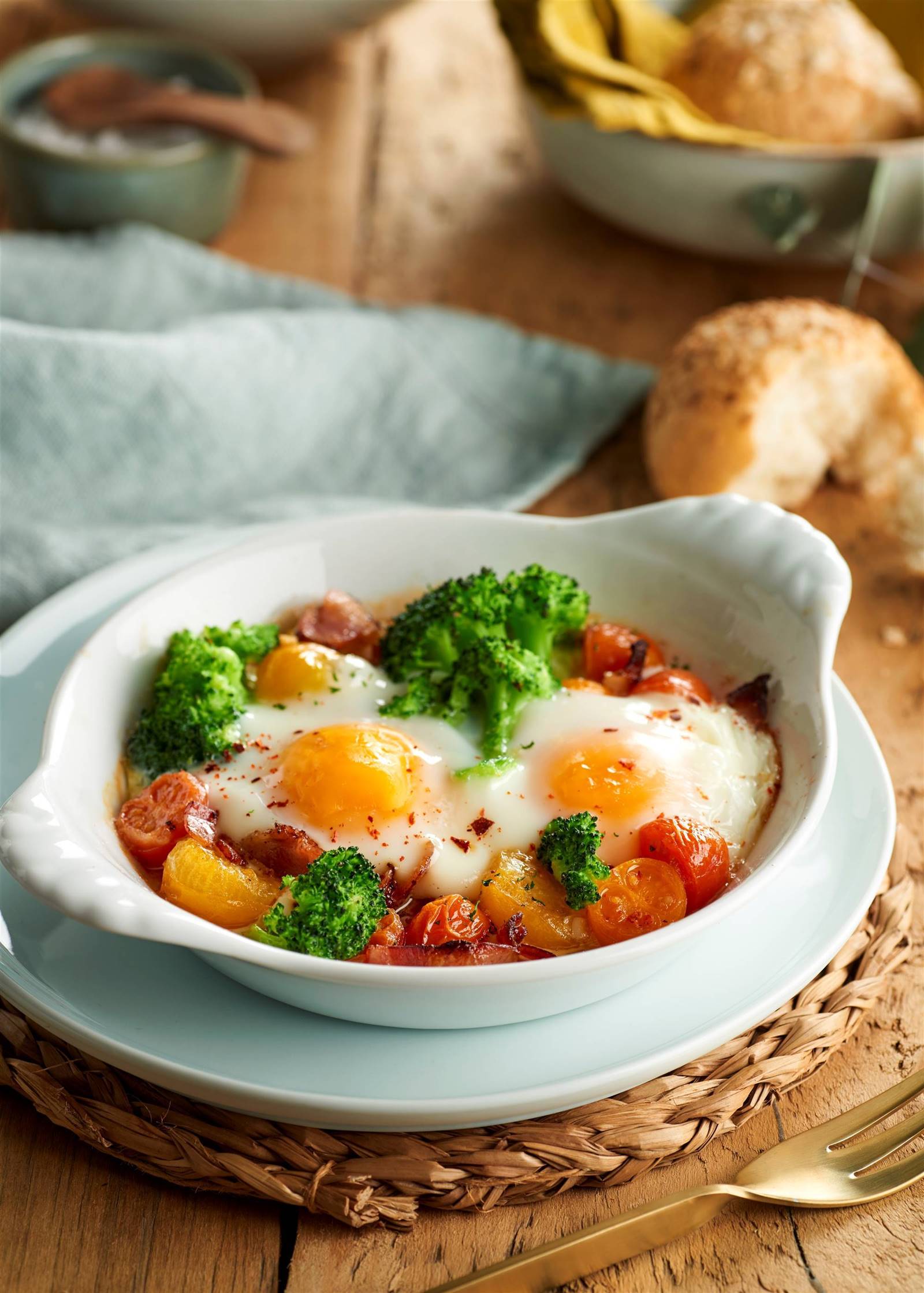 Recetas con brócoli: Huevos al plato con brócoli y beicon