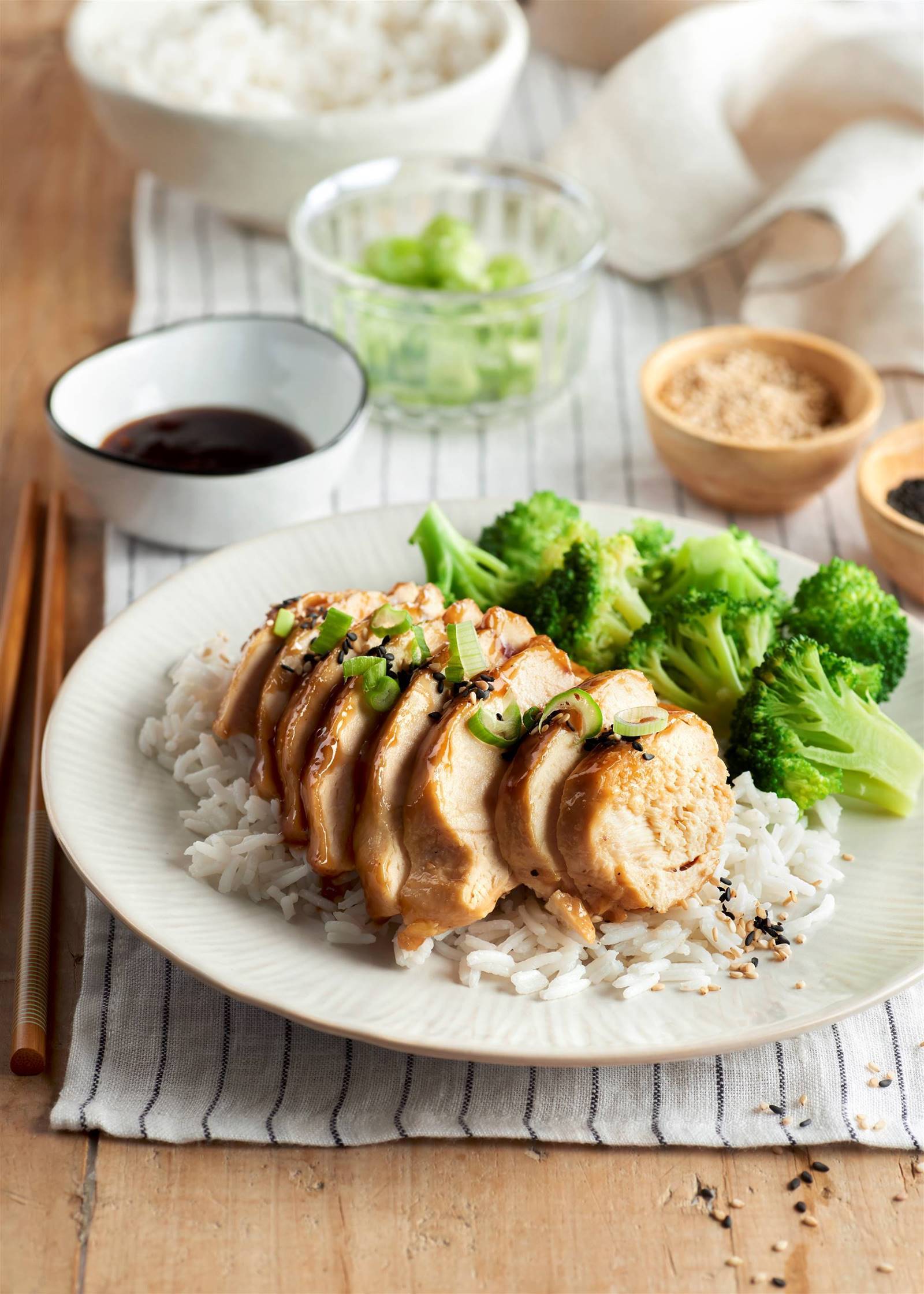 Recetas con brócoli: Pechuga de pollo con salsa teriyaki, arroz y brócoli