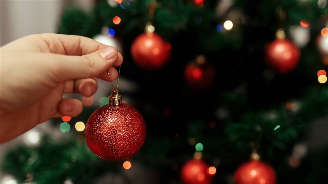  20 bolas de Navidad que elevarán la decoración de tu árbol