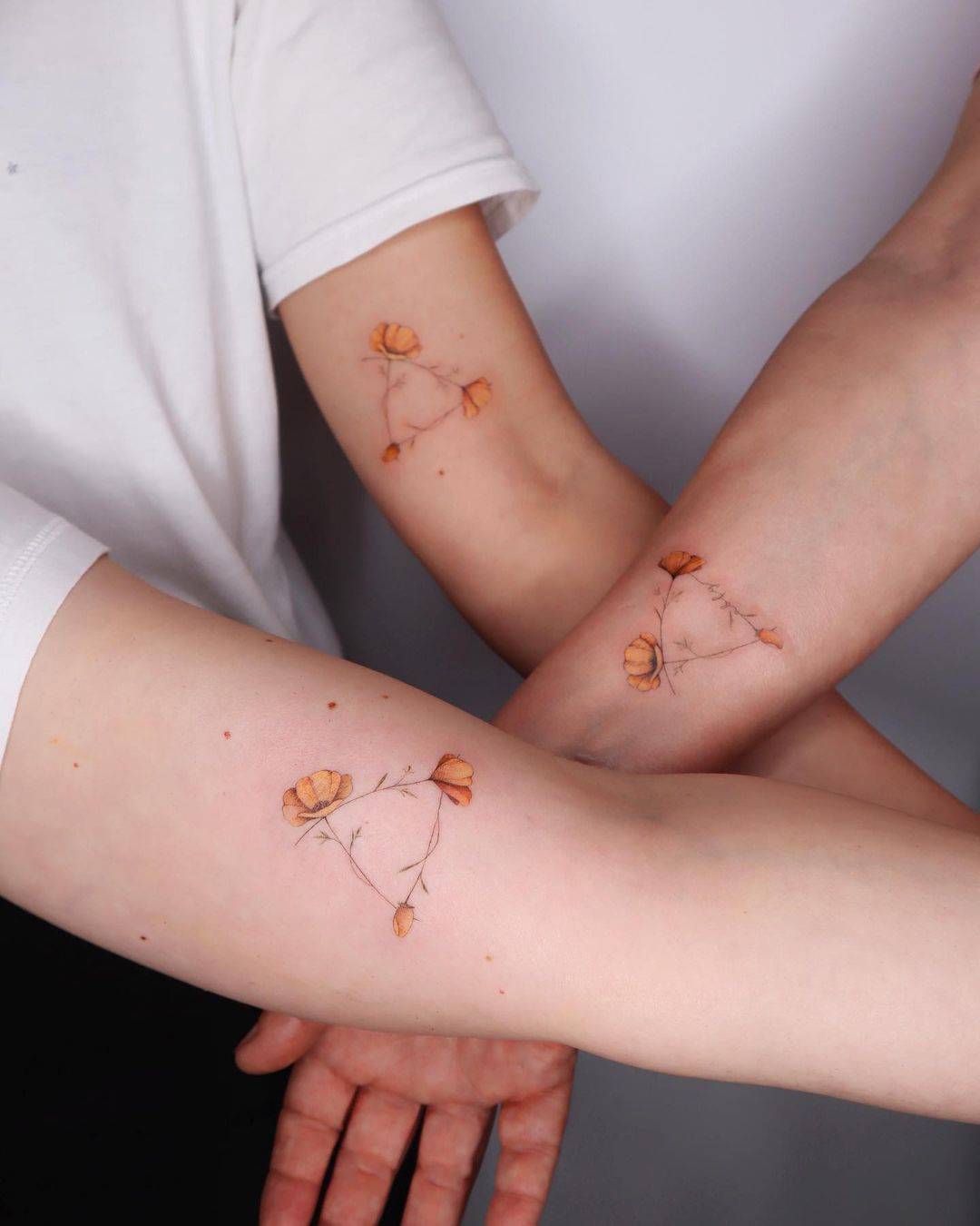Tatuajes minimalistas hermanas 