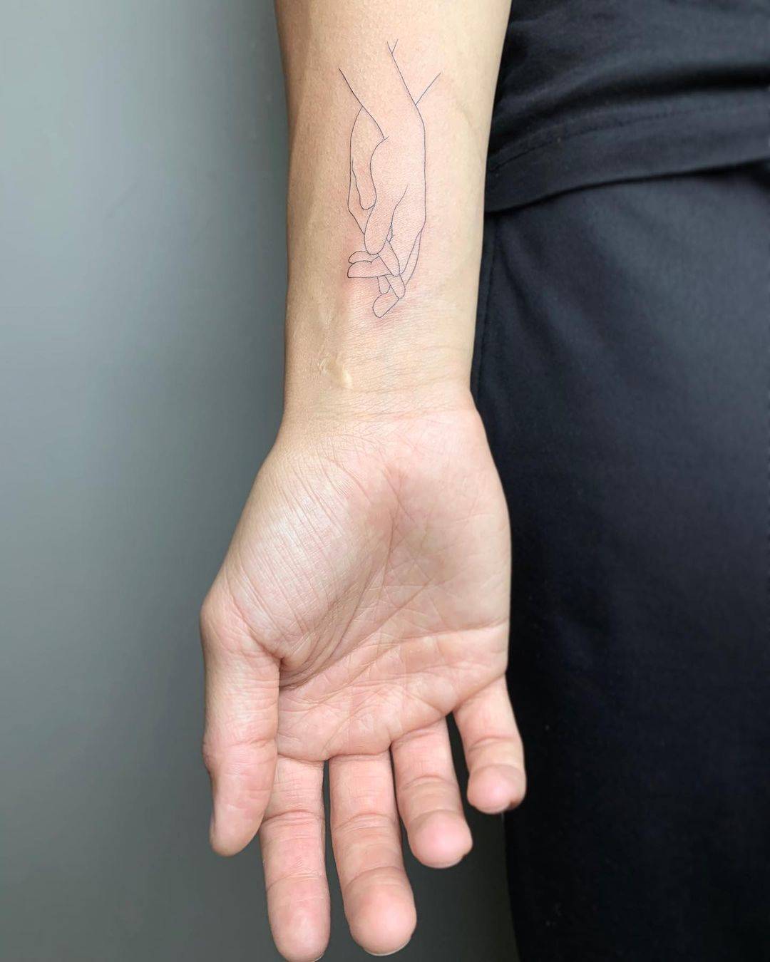 Tatuajes de pareja originales: manos unidas