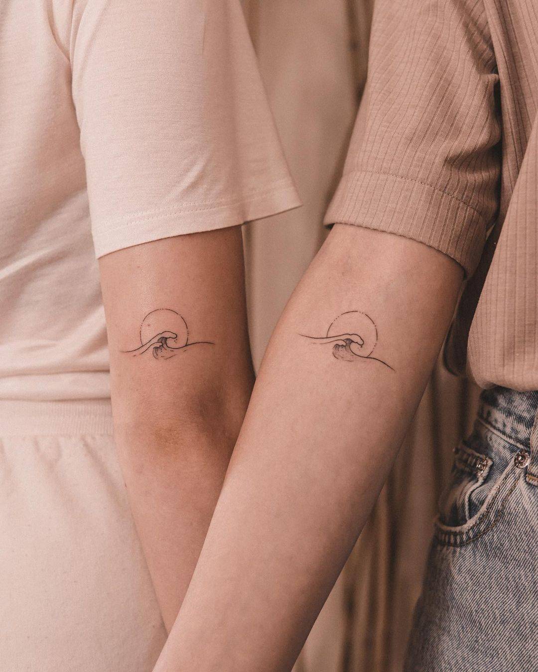 Tatuajes de pareja originales: atardecer en el mar 