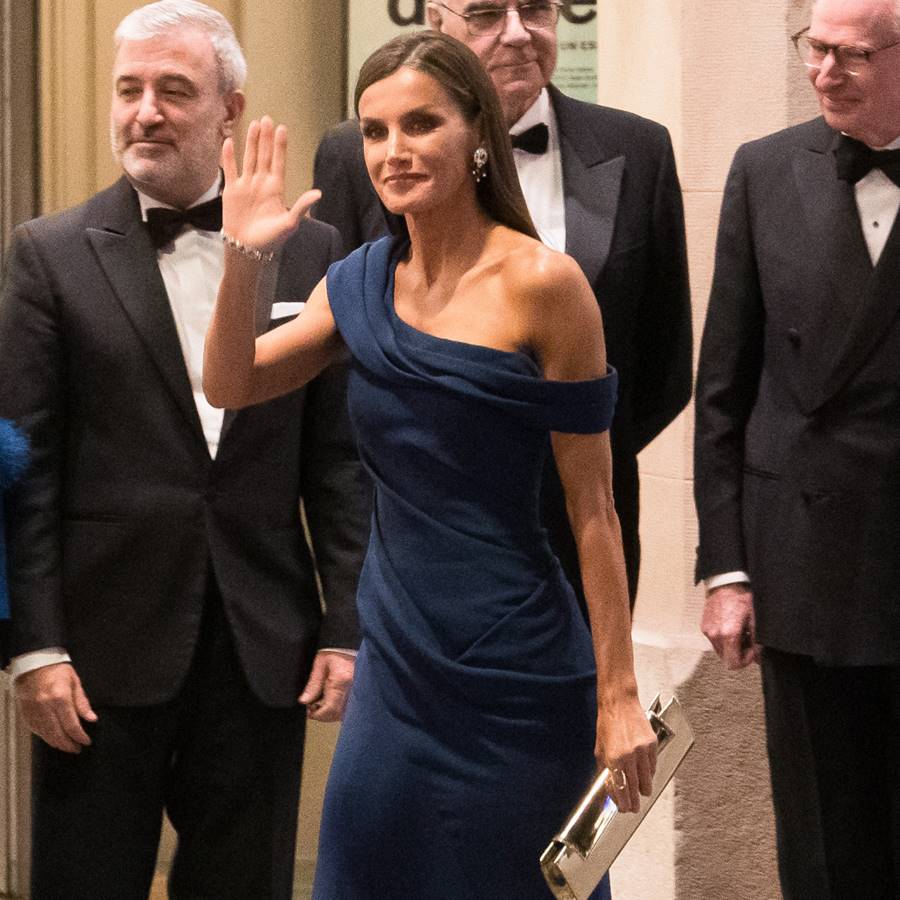 Letizia deslumbra con su vestido de noche azul más elegante: 5 opciones de El Corte Inglés para copiarle