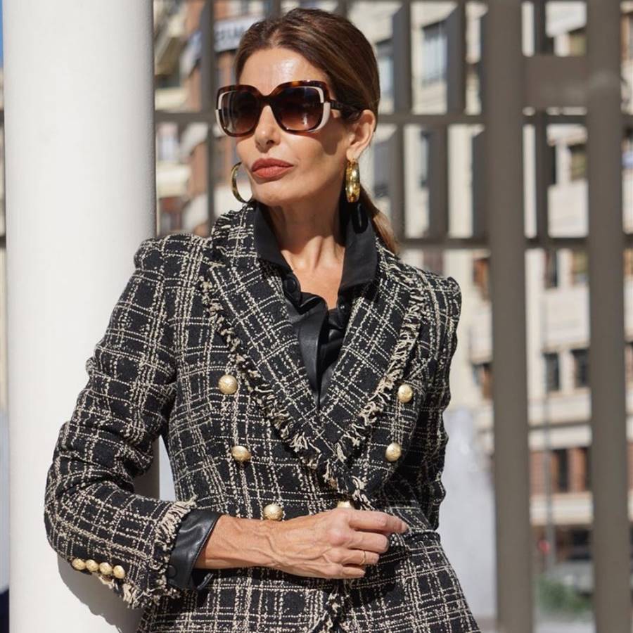 El look más cool de las influencers +50 con el blazer más elegante de El Corte Inglés y leggings 