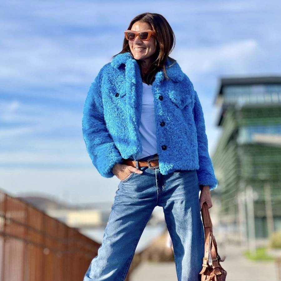 Las influencers +50 agotarán el abrigo peluche de Zara que mejor queda con jeans y Adidas