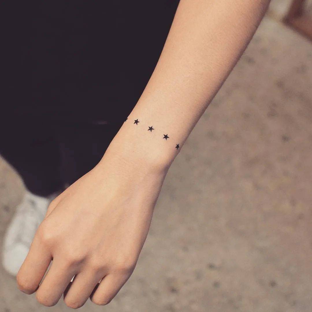 Tatuaje estrella minimalista