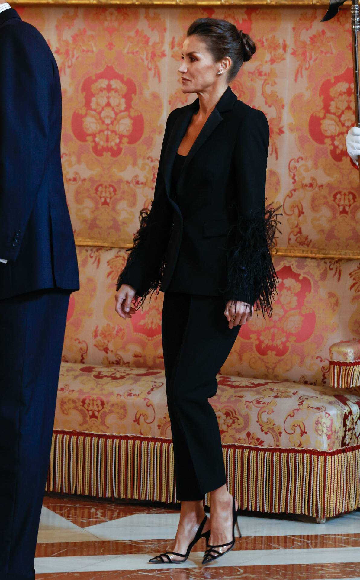 El traje con plumas más elegante de la reina Letizia