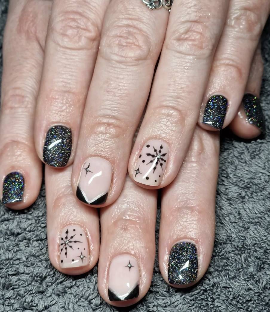 Uñas negras con diferentes diseños para Navidad