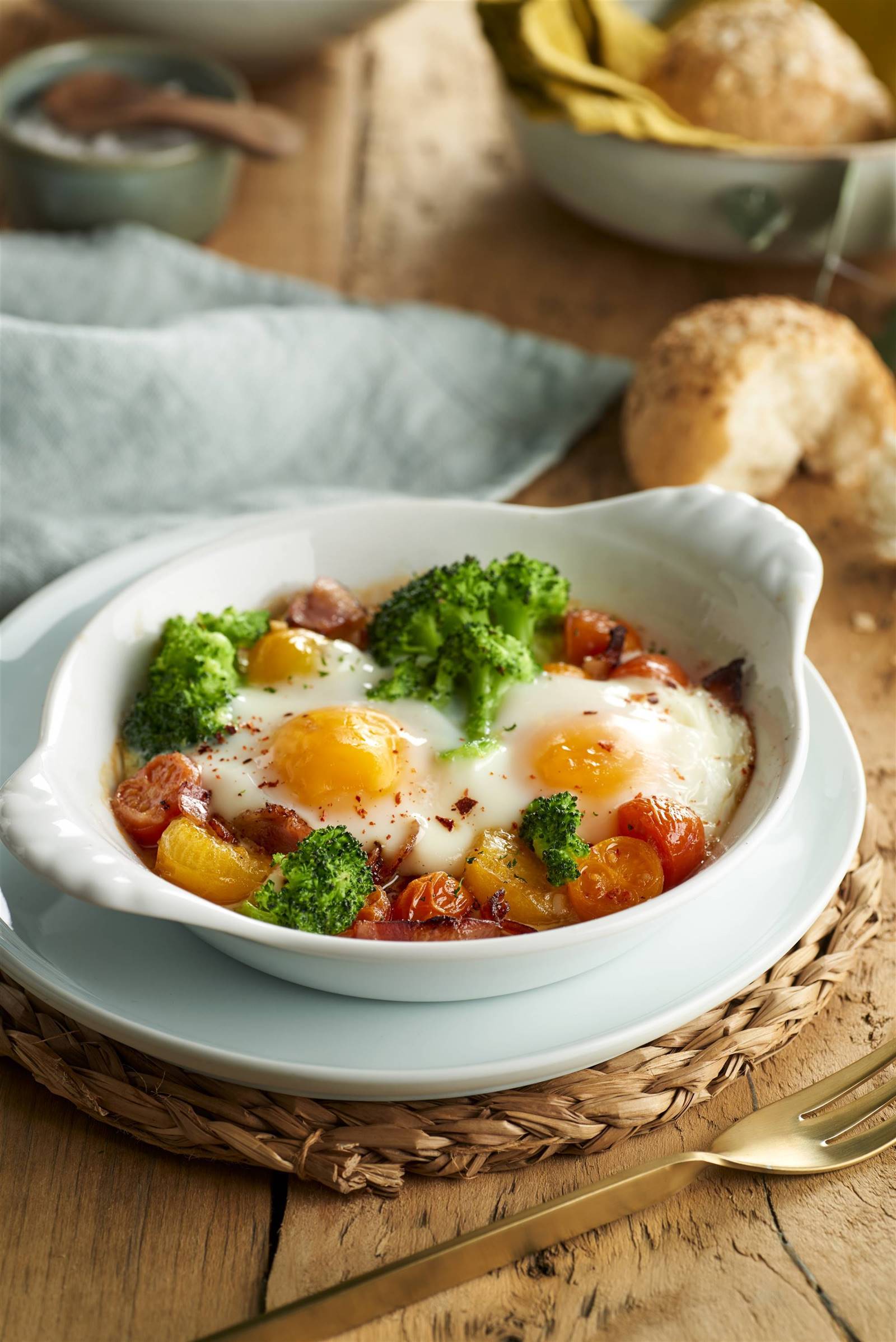ideas de cenas rápidas huevos al plato con brócoli y beicon