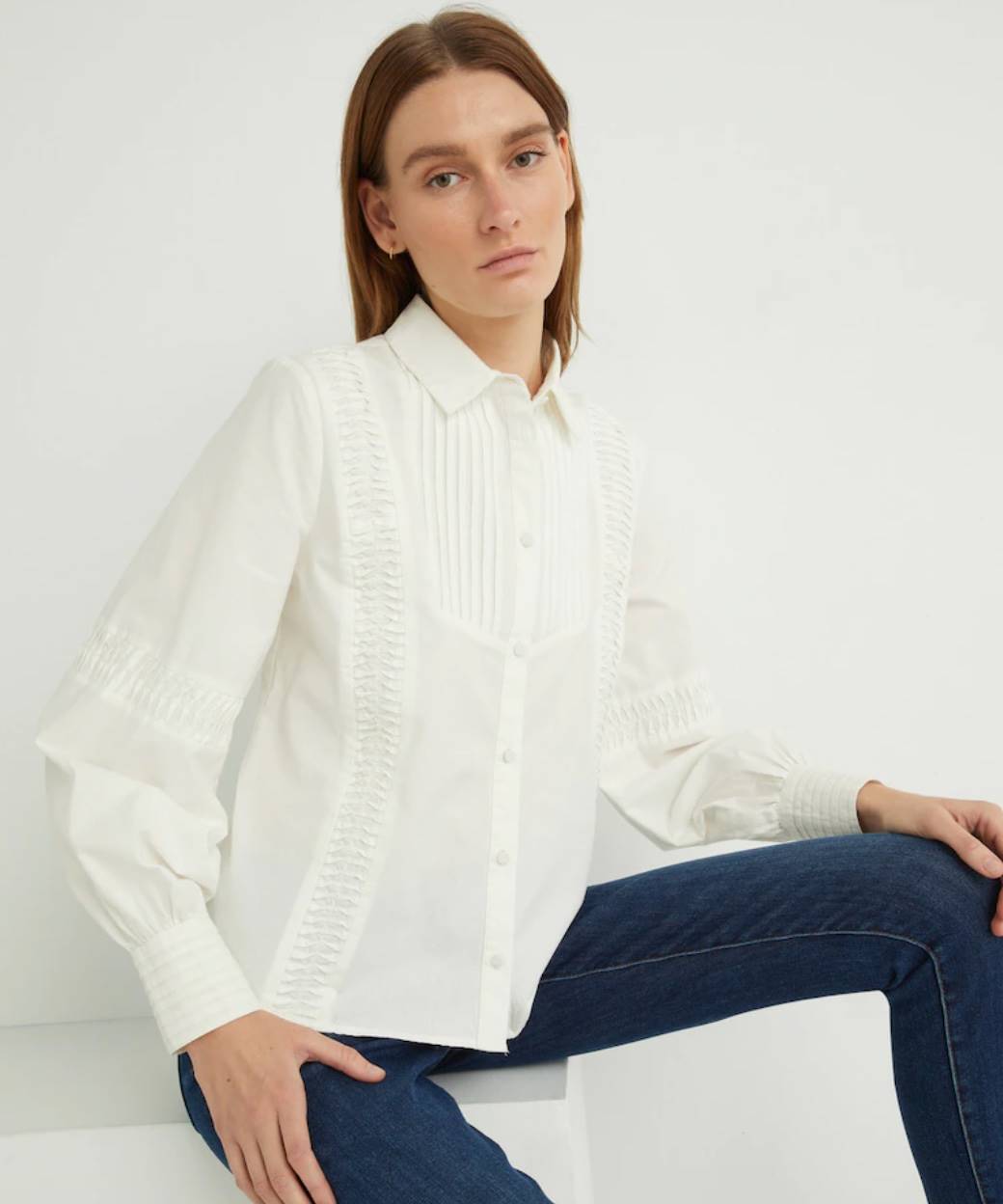 12 blusas blancas elegantes y rejuvenecedoras que arrasan en las rebajas de El  Corte Inglés