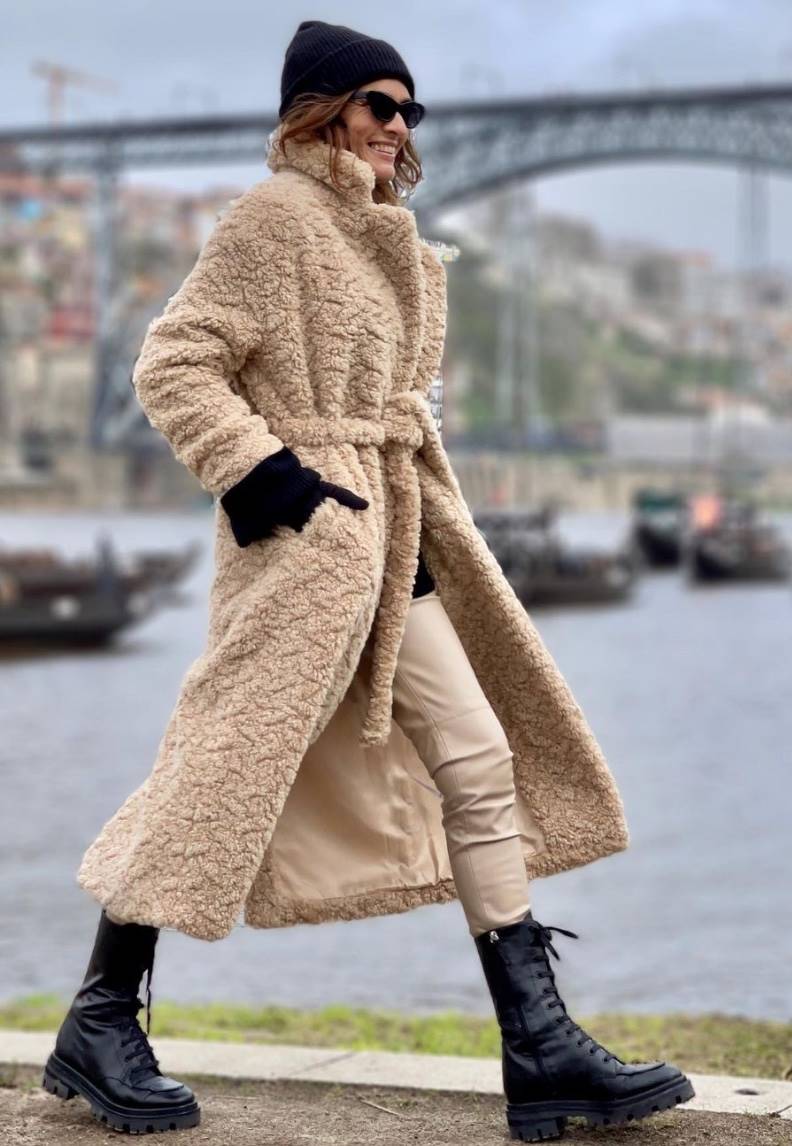 acceso Feudo Vadear El abrigo de borreguito de la rebajas de Zara que las mujeres de 50 llevan  con leggings