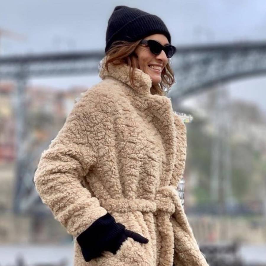 El abrigo de borreguito de la rebajas de Zara que las mujeres de 50 llevan con leggings