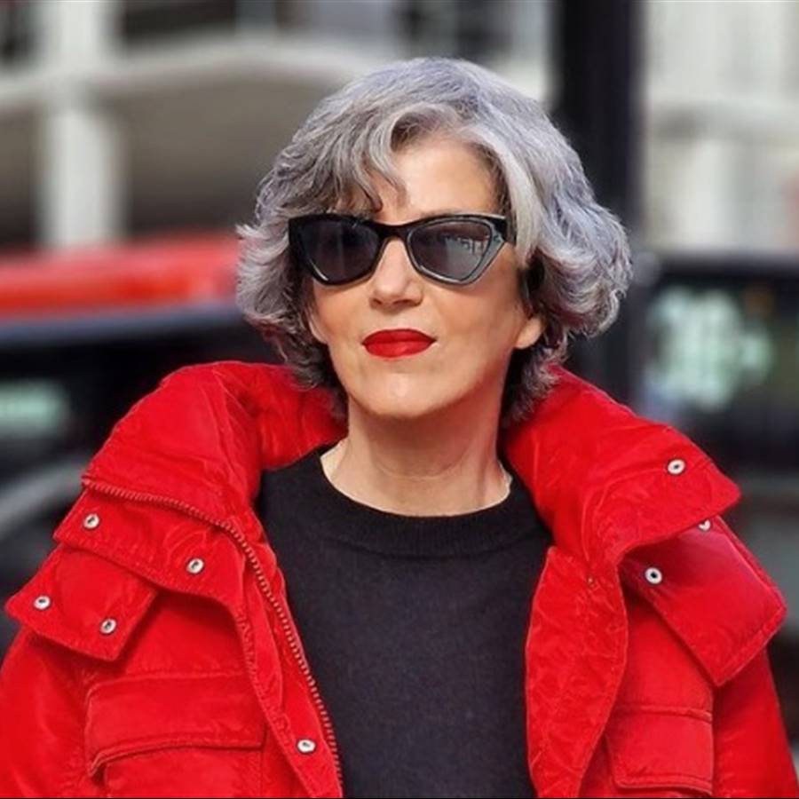 Las influencers +50 agotan este abrigo acolchado rojo moderno de H&M: abriga y hace cinturita