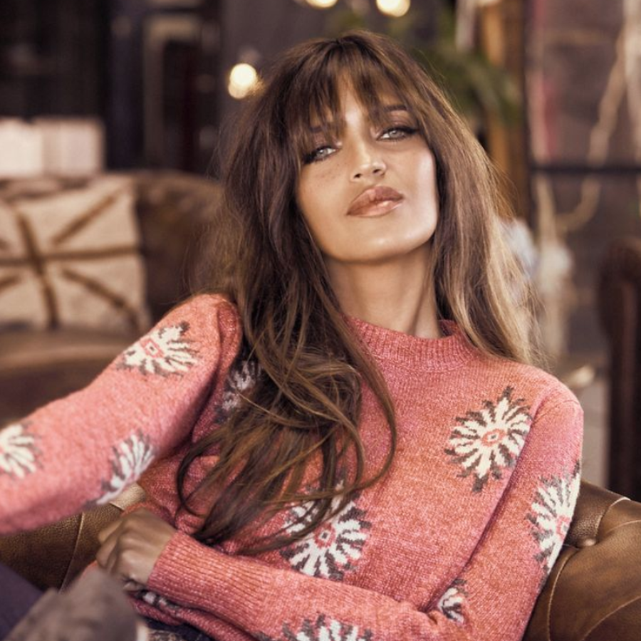 Sara Carbonero, muy moderna con jersey de lana aesthetic y jeans: el look juvenil en tendencia 2023