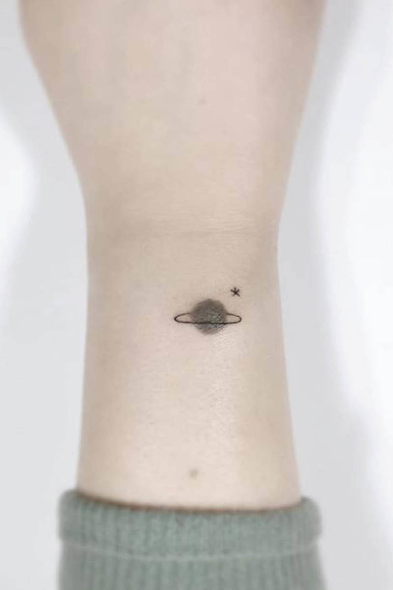 tatuajes pequeños planeta
