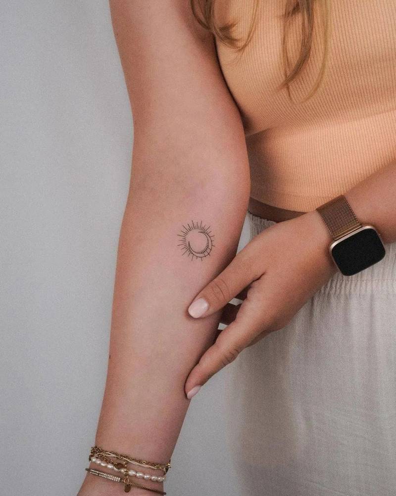 Tatuaje luna minimalista: 