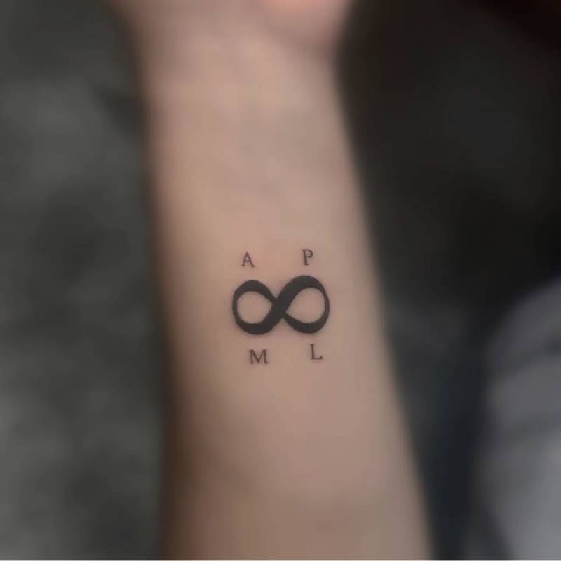 Tatuaje minimalista familia